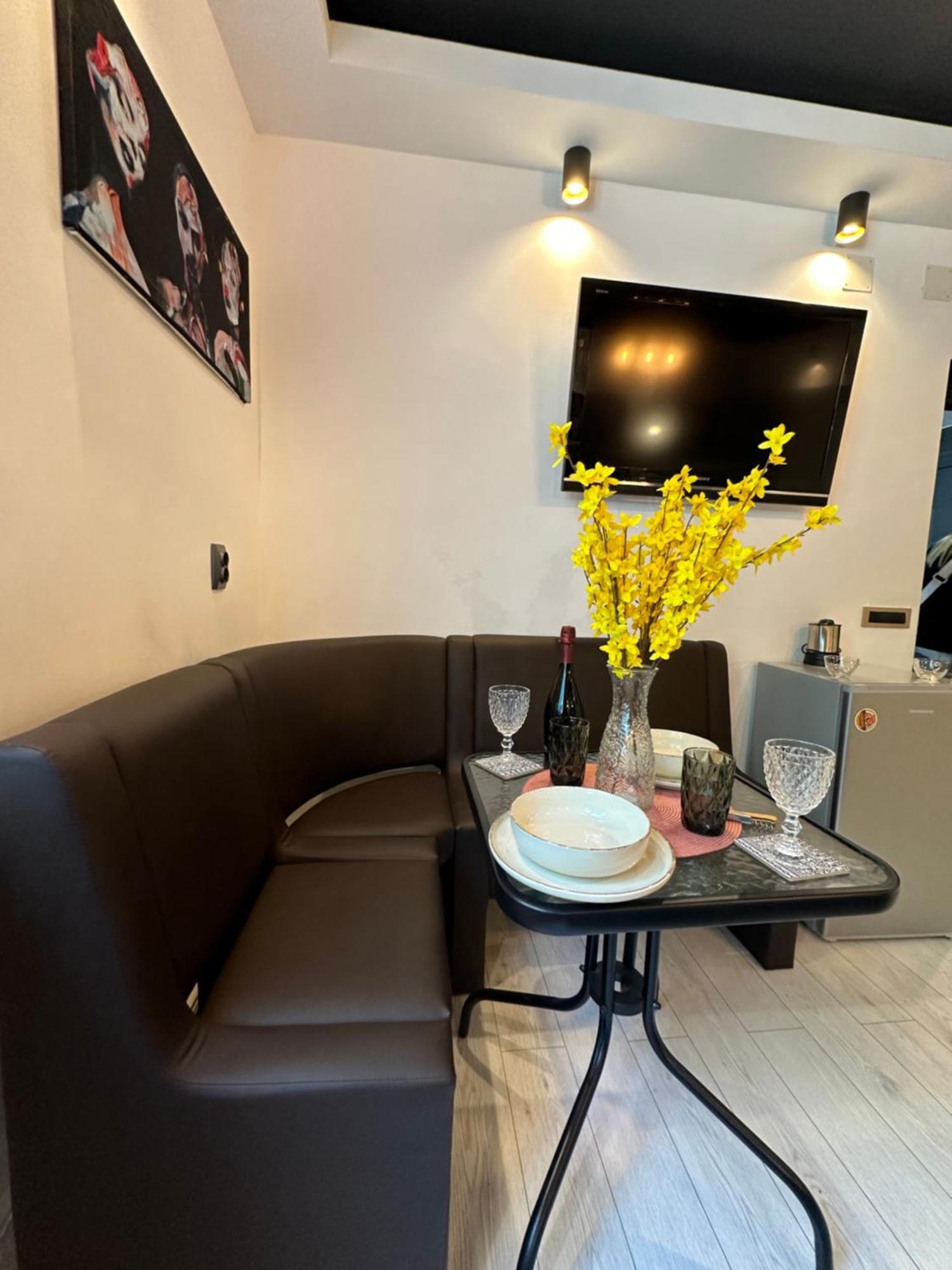 The Fame - Modern Studio In Top Location & Parking Крайова Екстер'єр фото