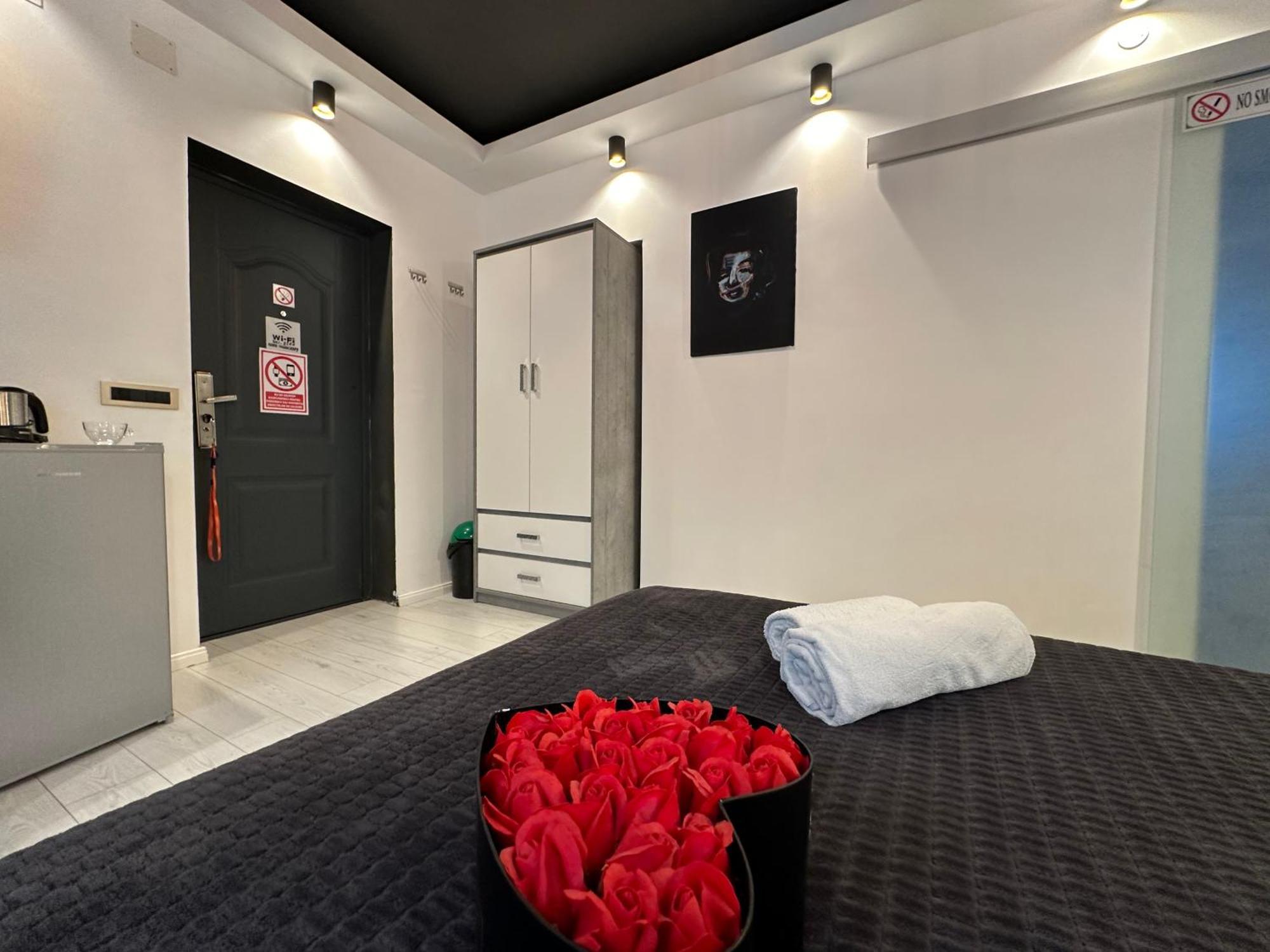 The Fame - Modern Studio In Top Location & Parking Крайова Екстер'єр фото
